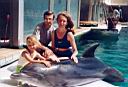 Семейный портрет с дельфином. Заурядная «отпускная» фотография, но мне нравится.